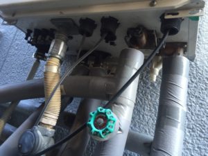 給湯器から煙が！給湯器の煙の原因や対応策、防止策などを解説！